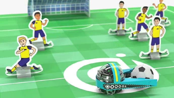 Ozobot Evo met een opzetstuk en een voetbal