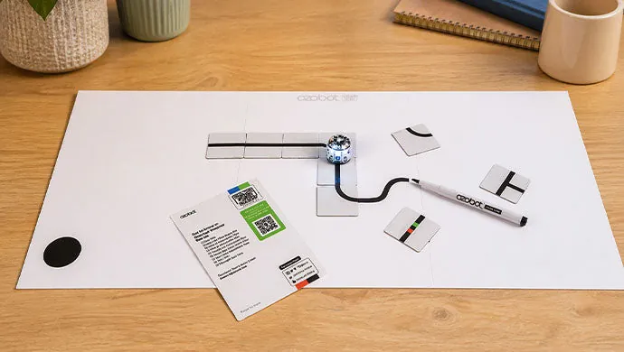 Magneetbord met een route en losse tegels op tafel