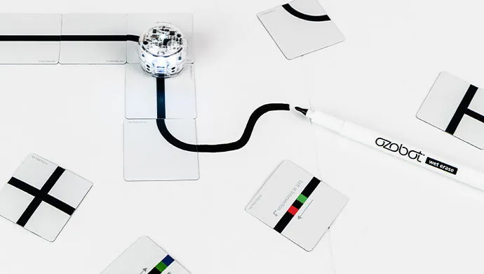 Ozobot volgt een route van magneettegels met een stift ernaast